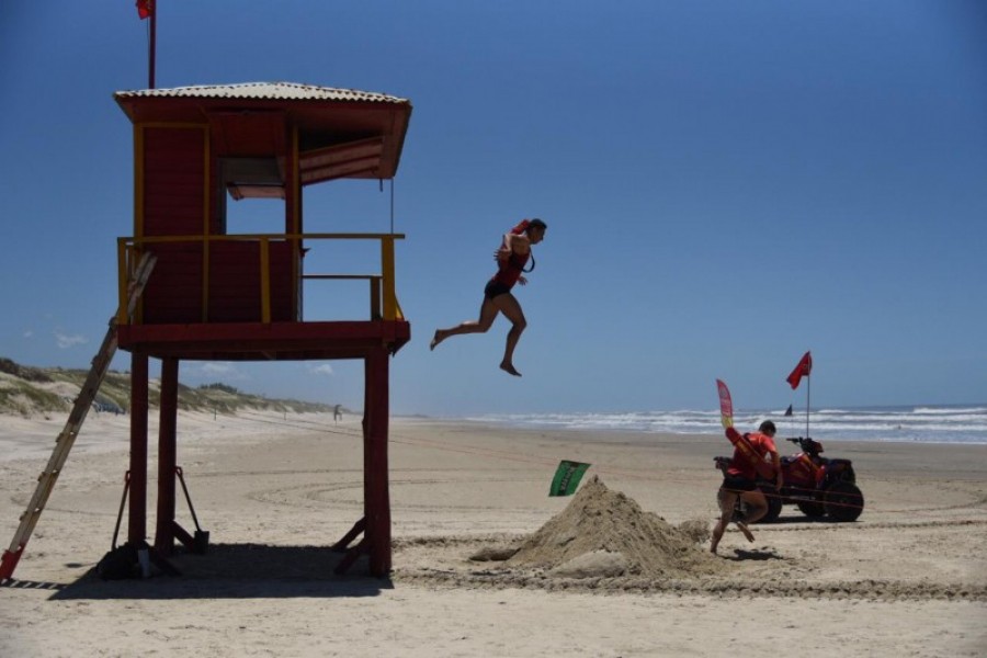 Guarda-vidas salvam turista em surto na praia do Cassino 