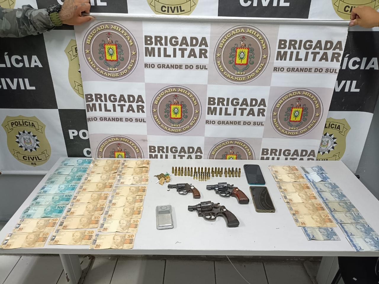 Dois homens são presos durante ação da Operação Golfinho em Rio Grande