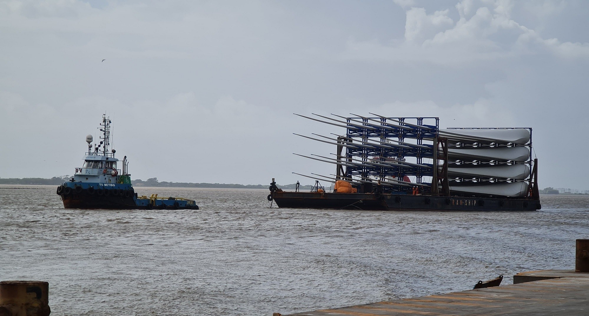 Porto participa de operação complexa para levar pás até o Parque Eólico Coxilha Negra, em Santana do Livramento