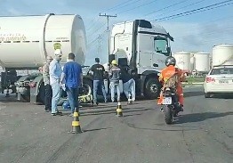 Motociclista fica ferido após acidente com carreta na BR-32, em Rio Grande