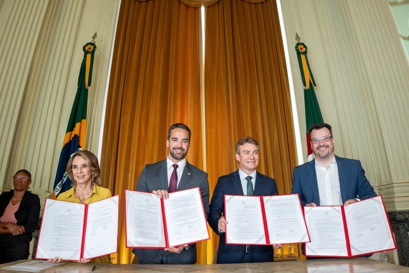 Eduardo Leite anuncia concurso com 3 mil vagas para professores