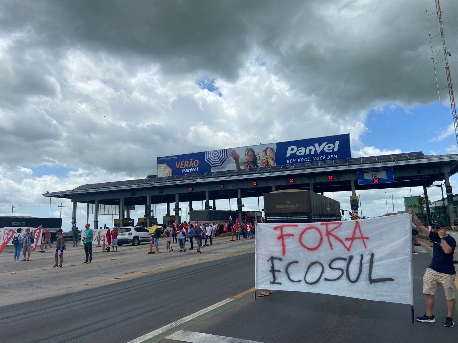 Fora Ecosul!: manifestantes deixam o pedágio RG/Pel após protesto contra o aumento da tarifa 