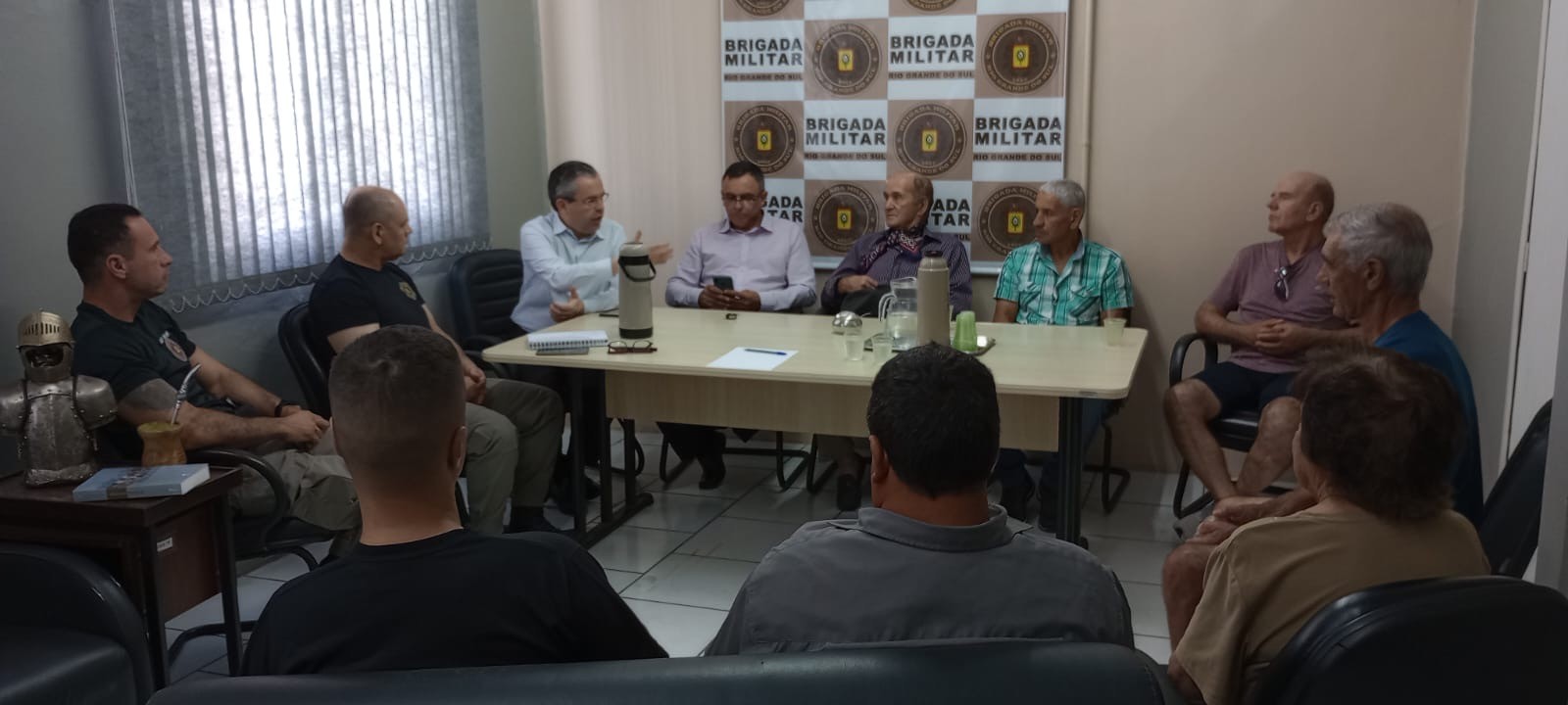 Comandante do 6º BPM se reúne com moradores do Povo Novo