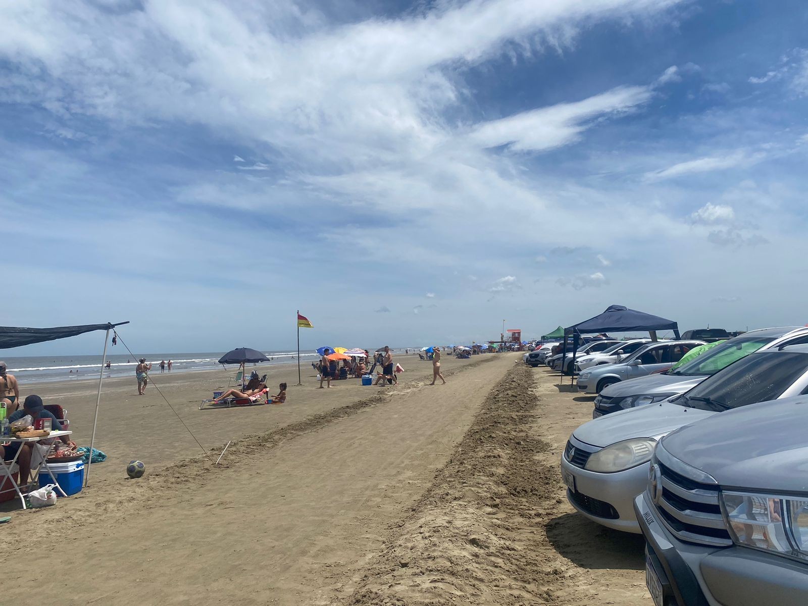 Com sol e calor, Praia do Cassino recebeu grande público durante o final de semana