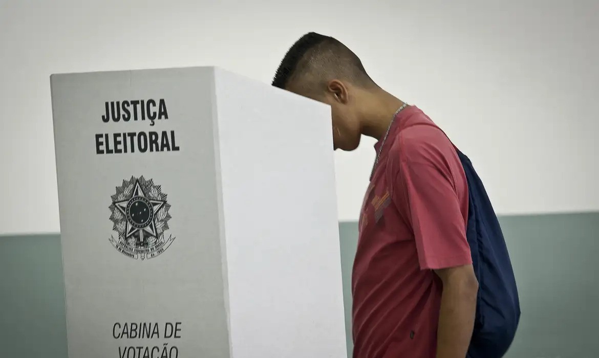 Eleitores têm menos de quatro meses para regularizar o título e votar em outubro