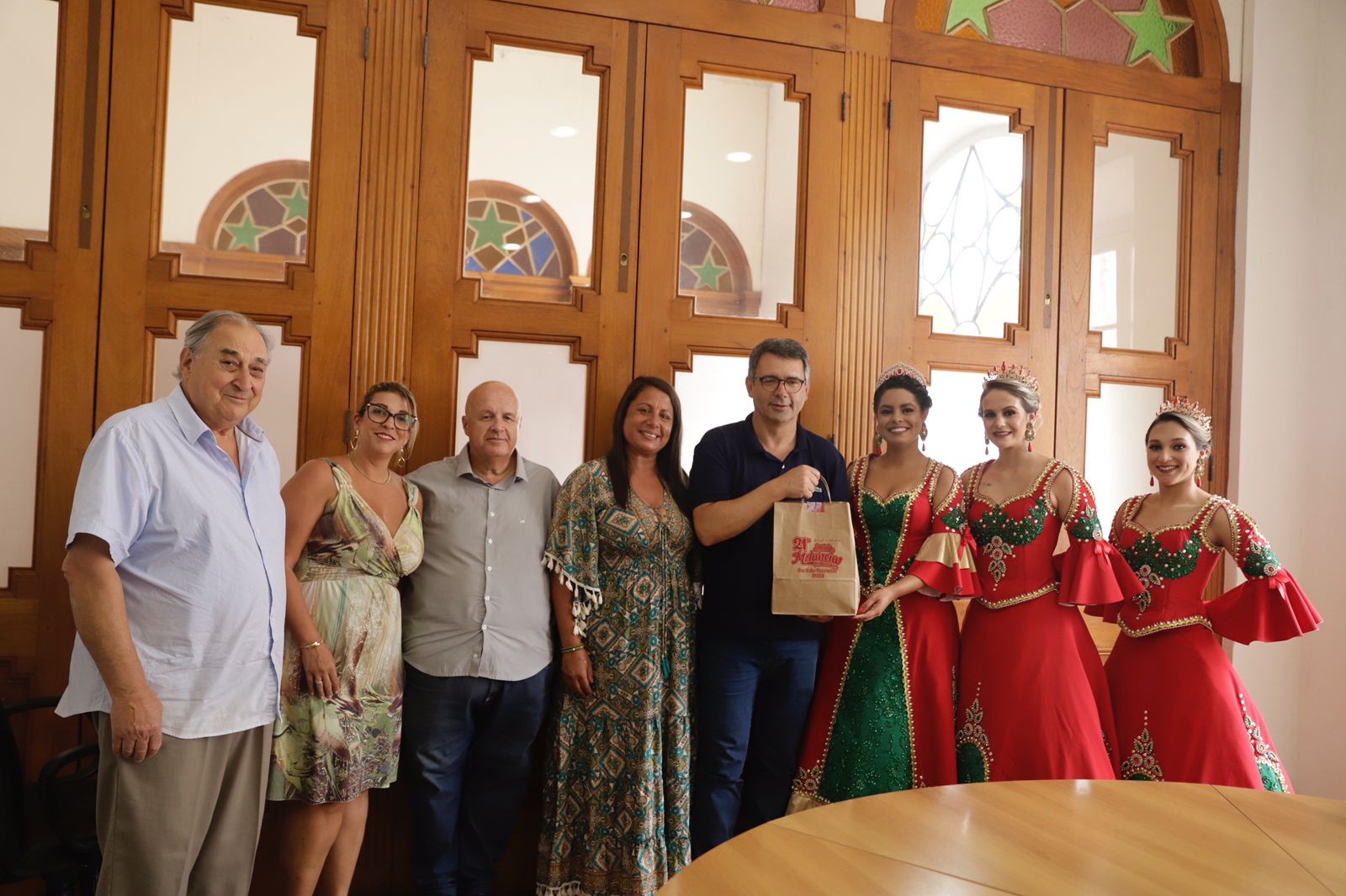 Prefeito Fábio Branco recebe corte da XXI Expofesta Regional da Melancia de Pedro Osório