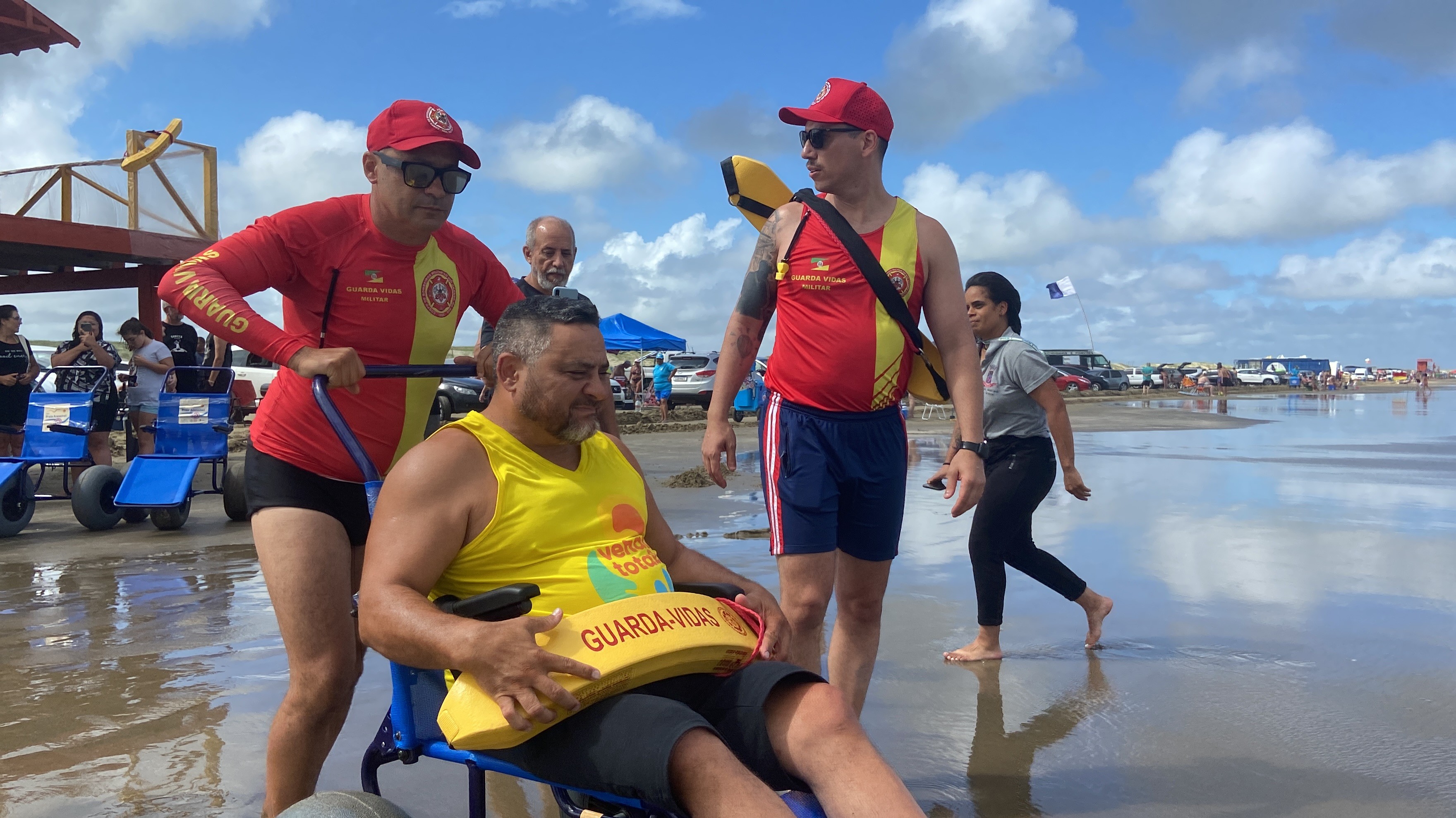 Fotos: Praia do Cassino recebeu o primeiro banho de mar assistido de 2024