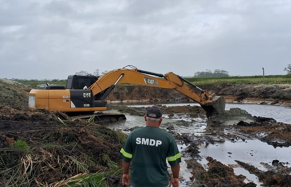 Escavação de açudes tem início em propriedades rurais de Rio Grande