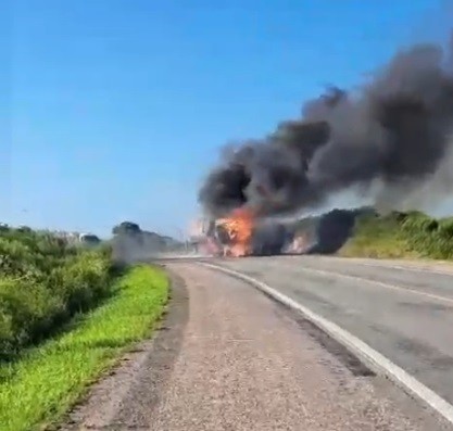 Motoristas morrem após colisão frontal entre dois caminhões no km 204 da BR-392