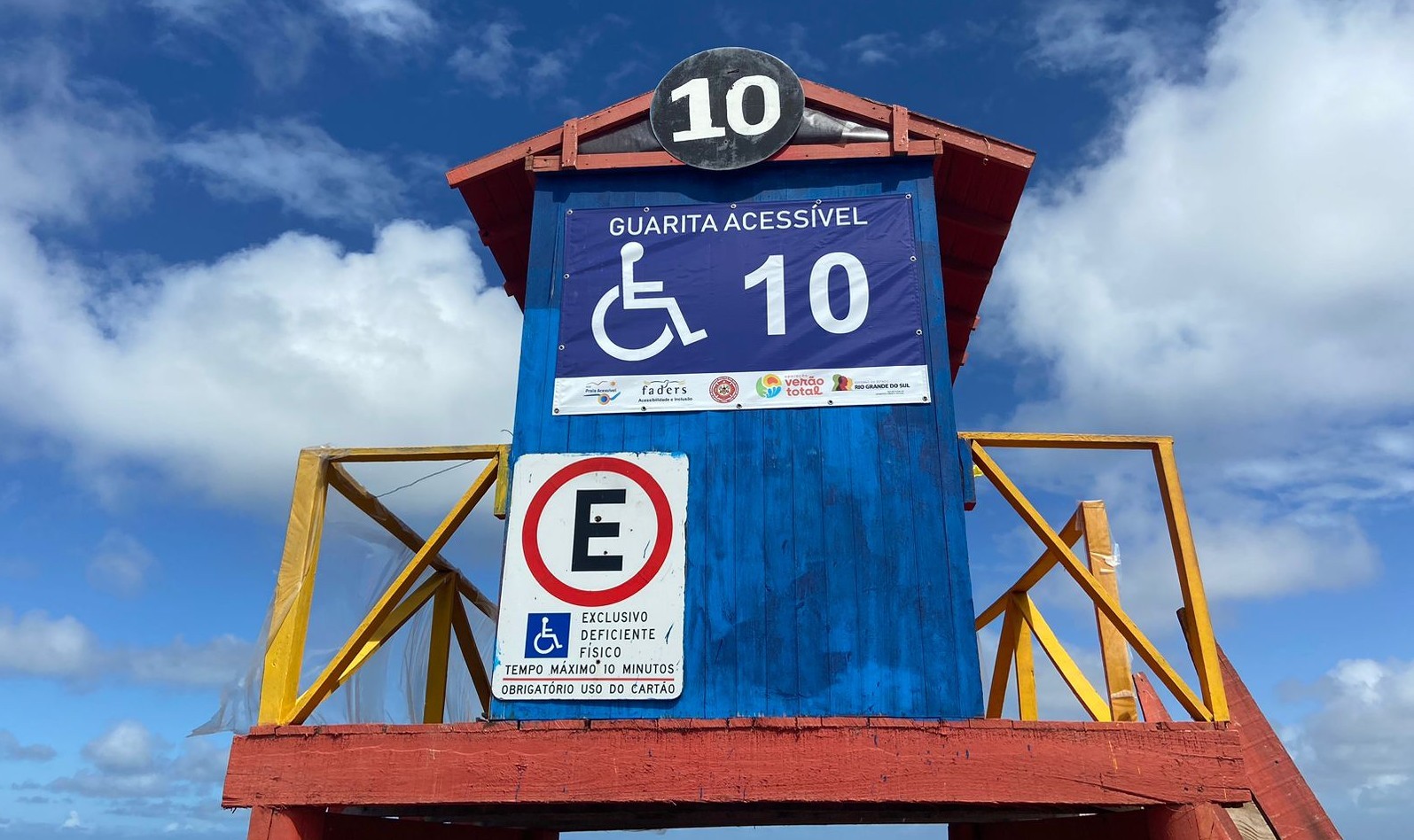 Saiba onde tomar banho de mar assistido em cadeira anfíbia na Praia do Cassino