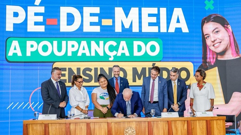 Governo Federal lança programa 'Pé de Meia' para incentivar alunos do Ensino Médio