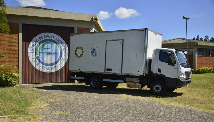 Estação de Apoio Antártico (Esantar) adquire caminhão em parceria com a Marinha do Brasil