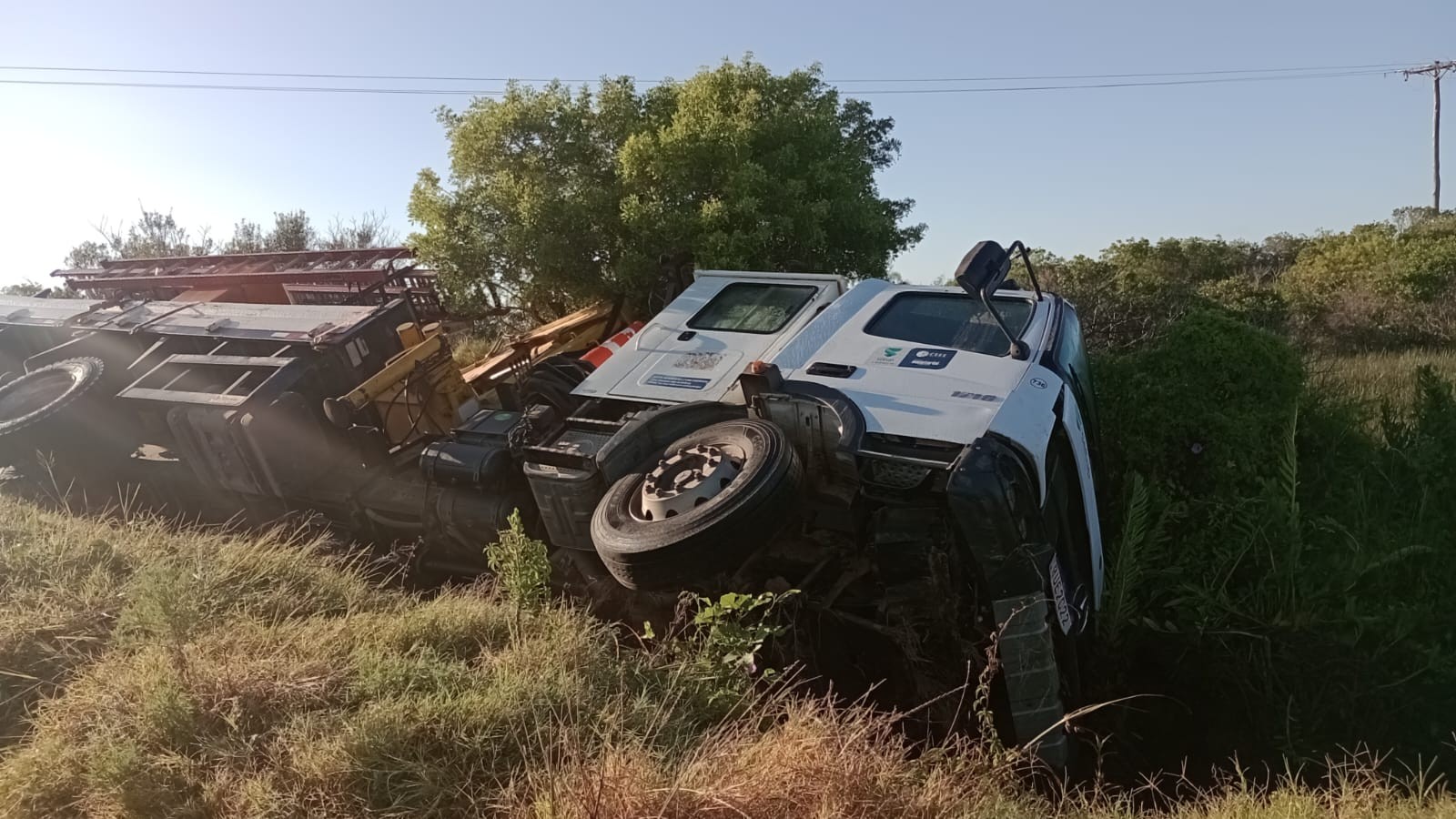 Caminhão da CEEE/Equatorial tomba na Estrada da Ilha dos Marinheiros, em Rio Grande
