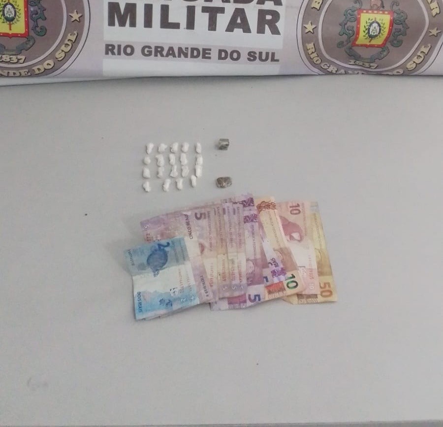 Brigada Militar apreende jovem por tráfico de drogas no bairro Bosque, em RG