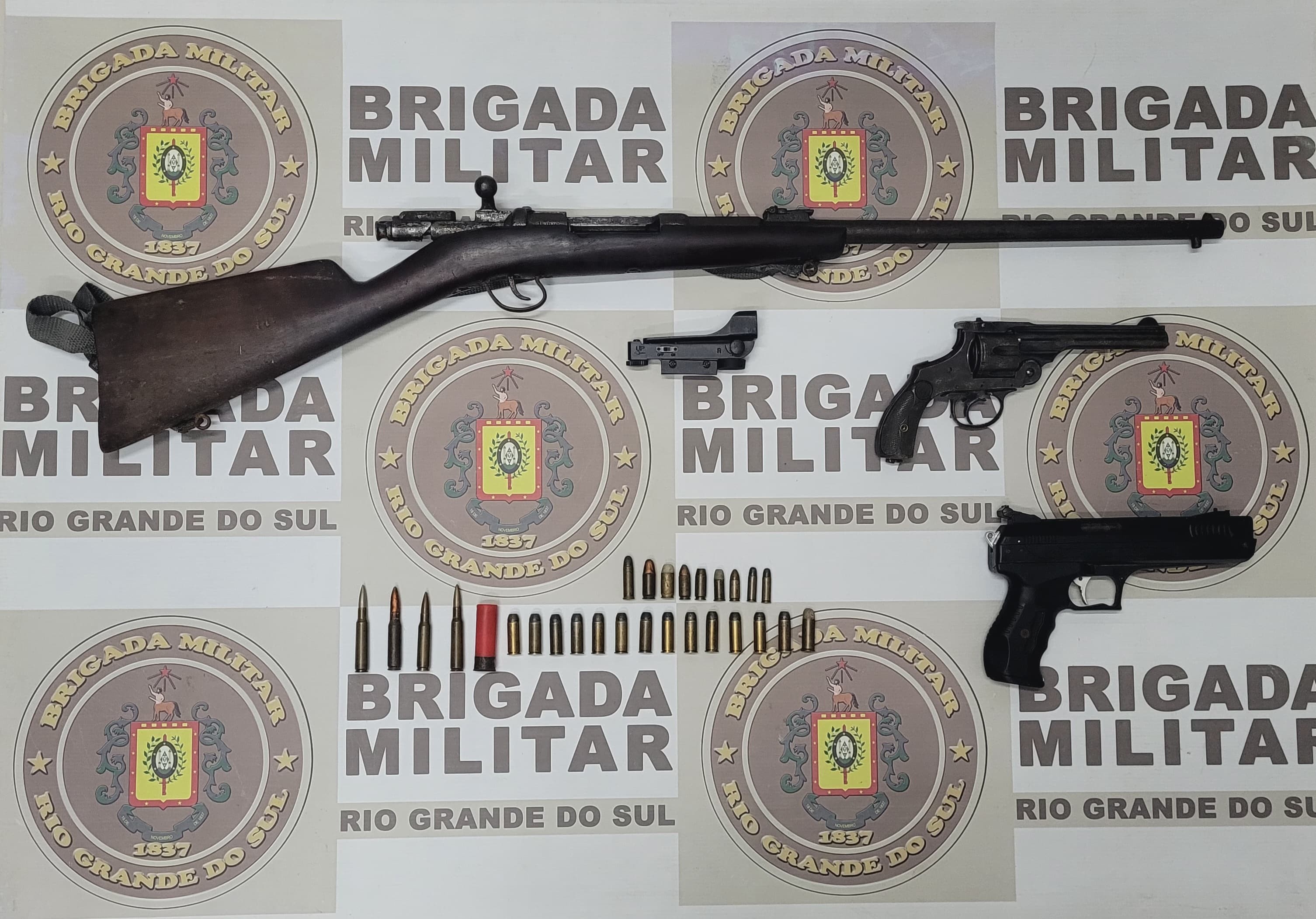 Brigada Militar prende homem com fuzil no Parque Guanabara, em Rio Grande