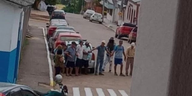 Cerco policial busca criminosos que roubaram agência e fizeram reféns em cidade no sul do RS