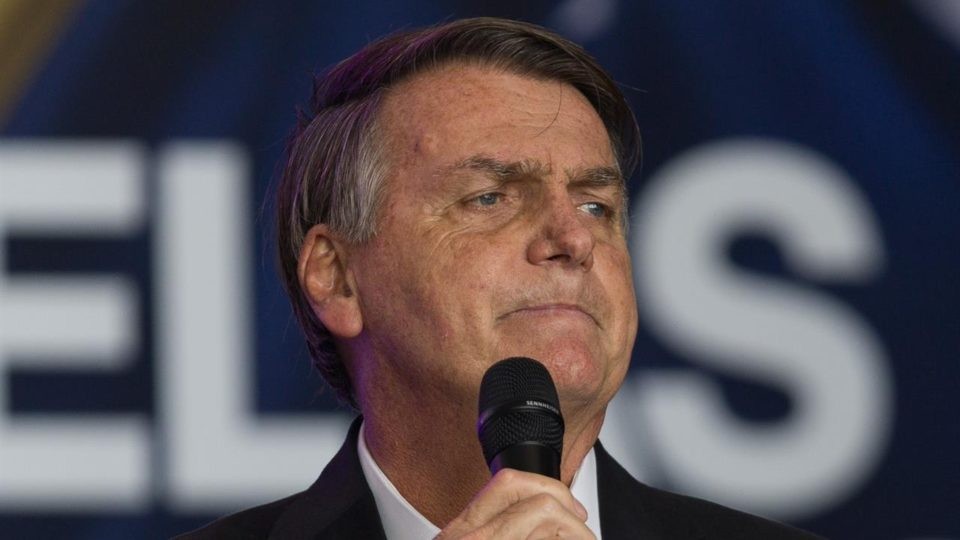 Ordem do STF determina que Bolsonaro entregue passaporte à Justiça 