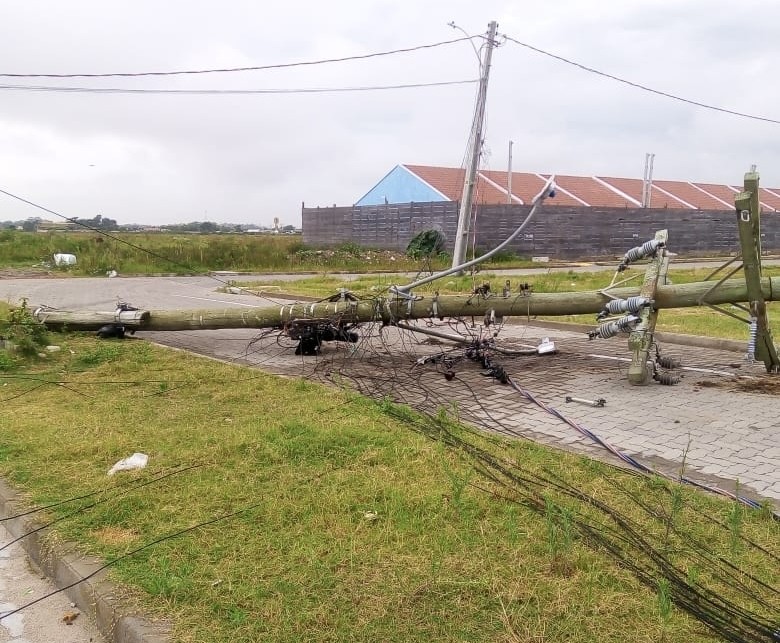 Temporal provoca queda de postes com fios energizados em Rio Grande