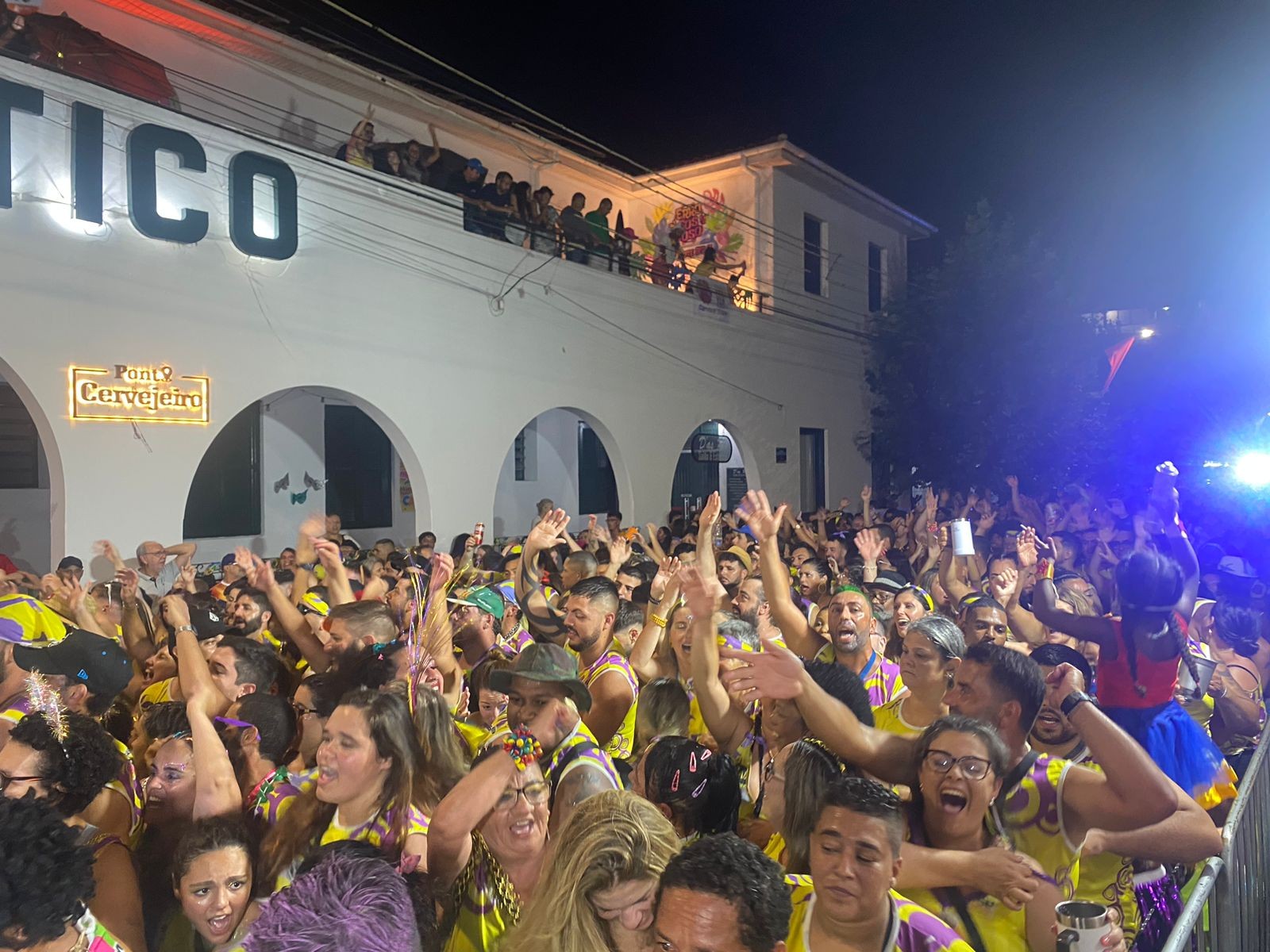 Após ameaça de chuva, 3ª noite de desfiles arrasta multidão no Cassino