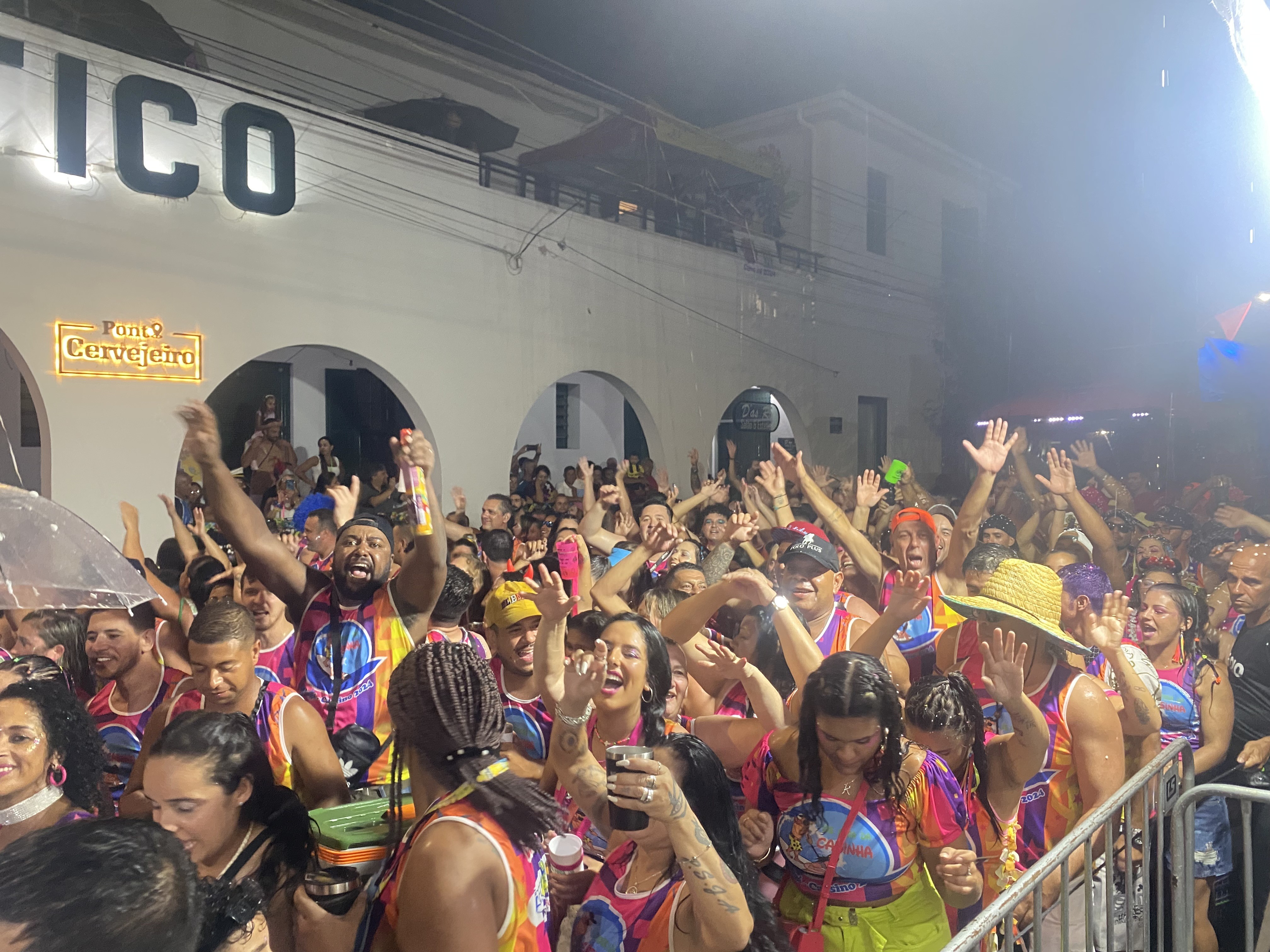 Milhares de foliões curtiram a penúltima noite de desfiles no Balneário Cassino