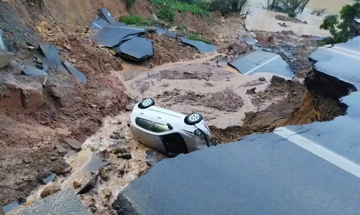Chuvas abrem cratera e interditam trecho de rodovia em Santa Catarina