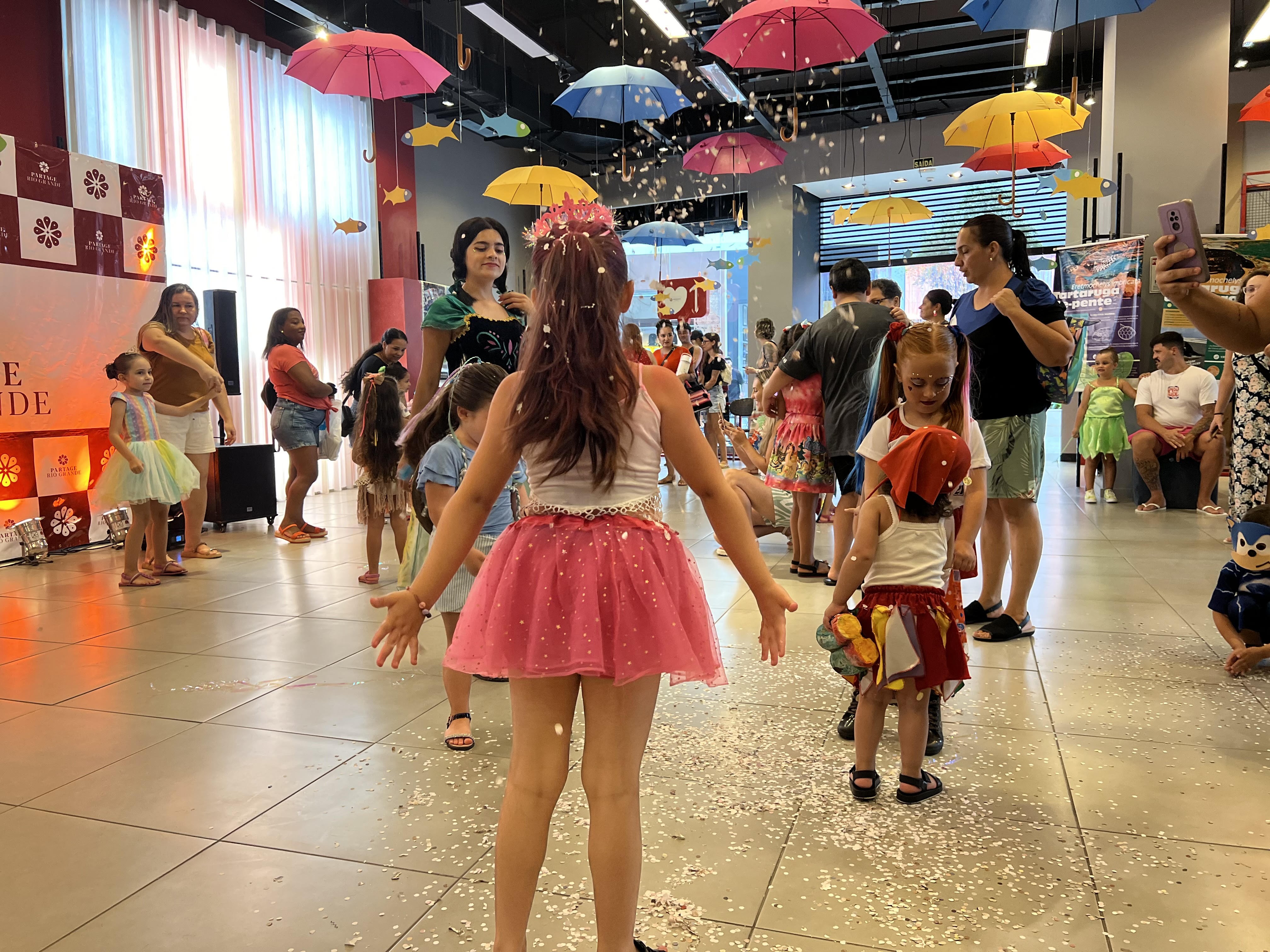 Carnaval em Ritmo do Mar encanta público infantil e leva crianças ao Partage Rio Grande durante os dias de folia