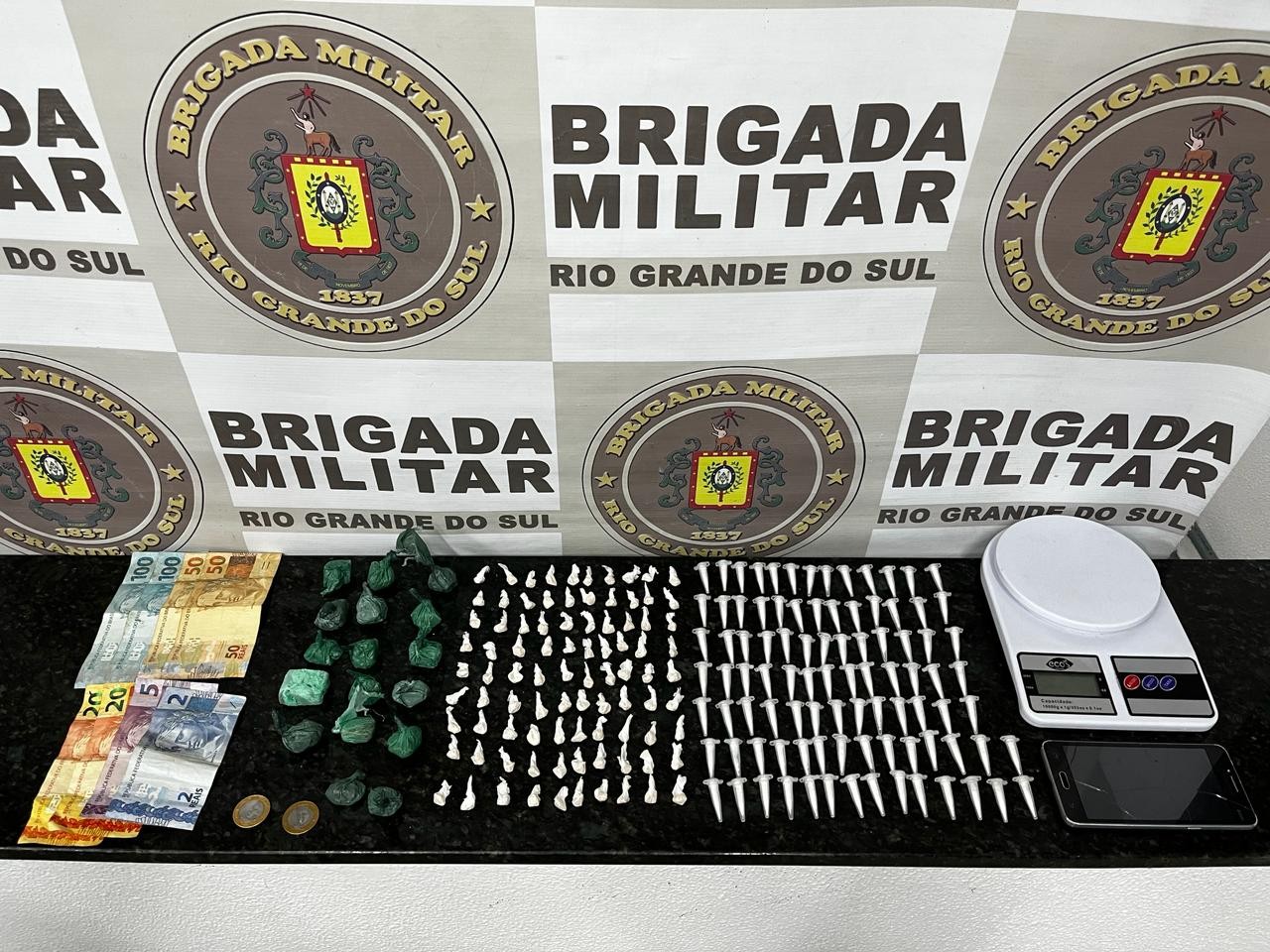 BM prende dois homens e apreende menor por tráfico de drogas