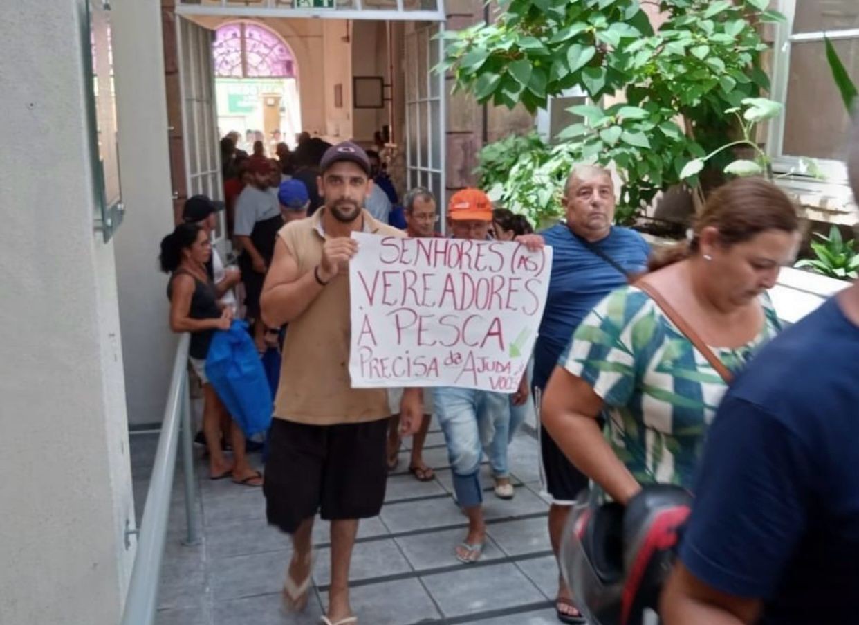 Pescadores de Rio Grande realizam protesto na Câmara de Vereadores por liberação de auxílio