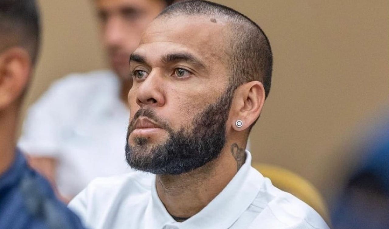 Daniel Alves é condenado a quatro anos e seis meses de prisão 