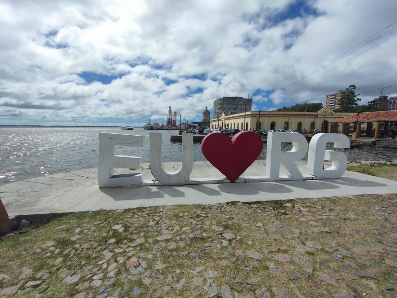 Letreiro 'Eu Amo RG' é vandalizado novamente e causa revolta na comunidade