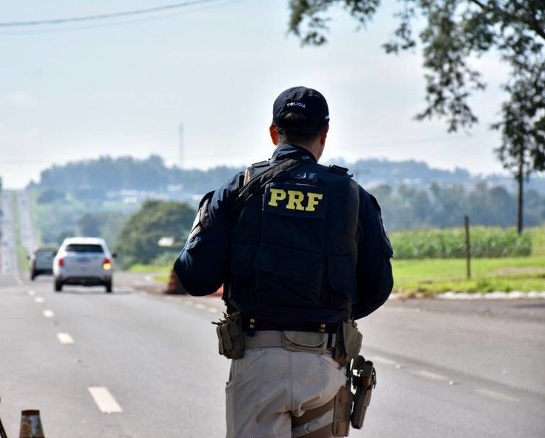 PRF prende homem que estava foragido da justiça na BR-392 em Pelotas