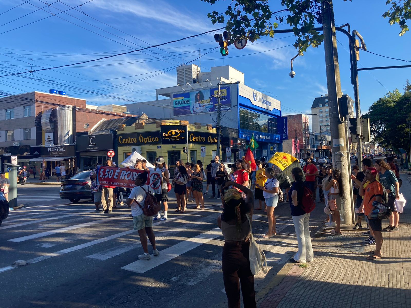 Manifestantes realizam ato contra aumento na passagem do transporte coletivo em Rio Grande