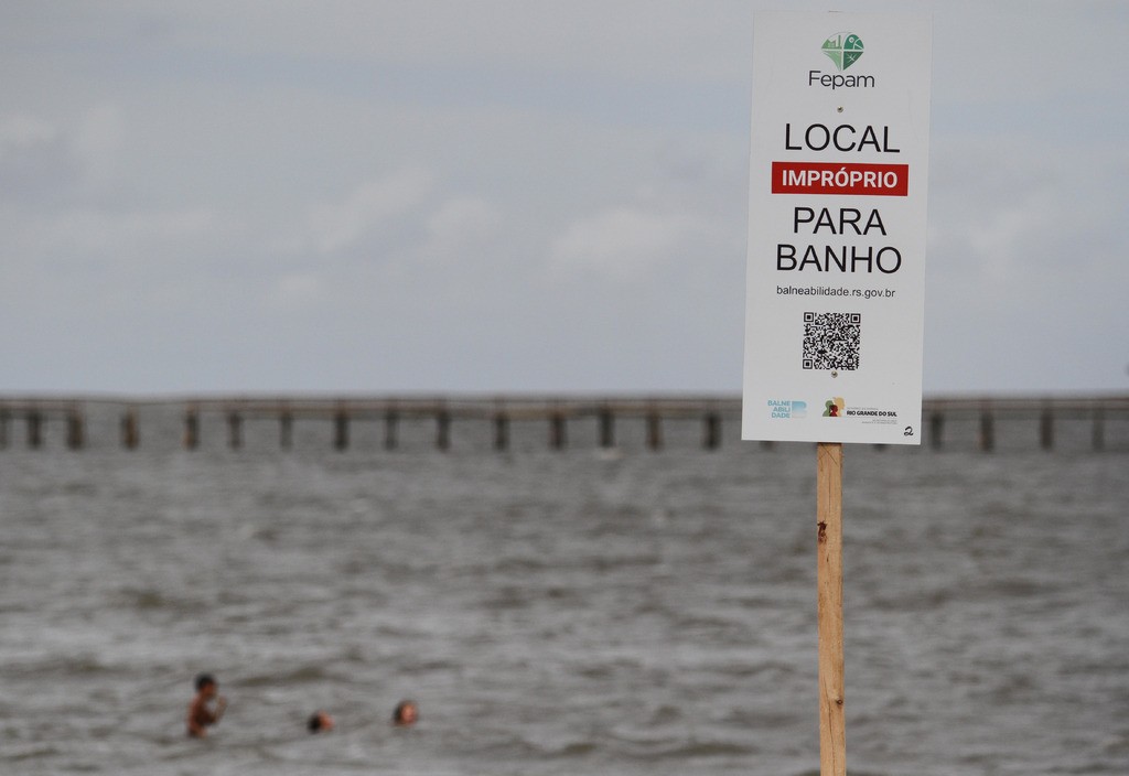 Penúltimo boletim da Fepam na temporada desaconselha banho no Laranjal em Pelotas