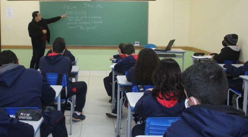 O número de professores faltando é muito pequeno, afirma o Secretário da Educação de Rio Grande