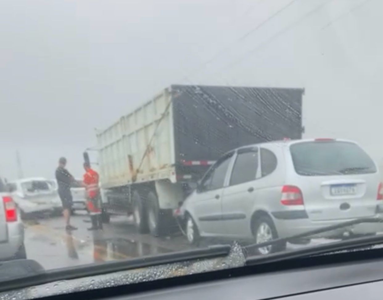 Cinco veículos envolvem-se em engavetamento na BR-392, em Rio Grande