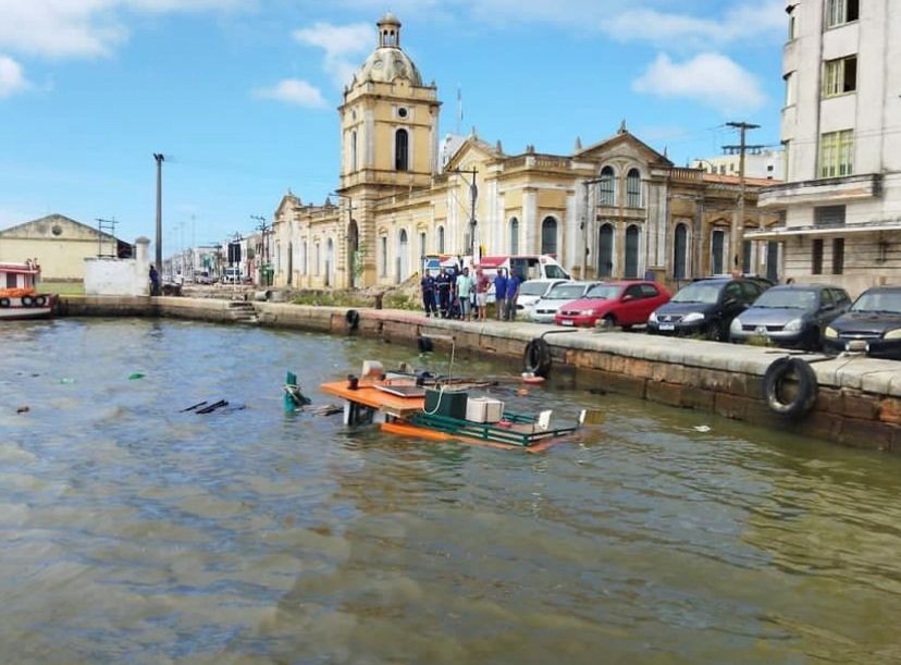 Barco afunda no cais de Rio Grande após colisão com lancha