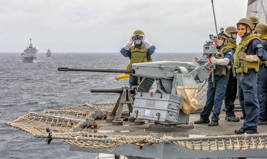 Marinha do Brasil faz exercício de operação de guerra e não guerra no Porto do Rio Grande durante a tarde desta quinta-feira (29)
