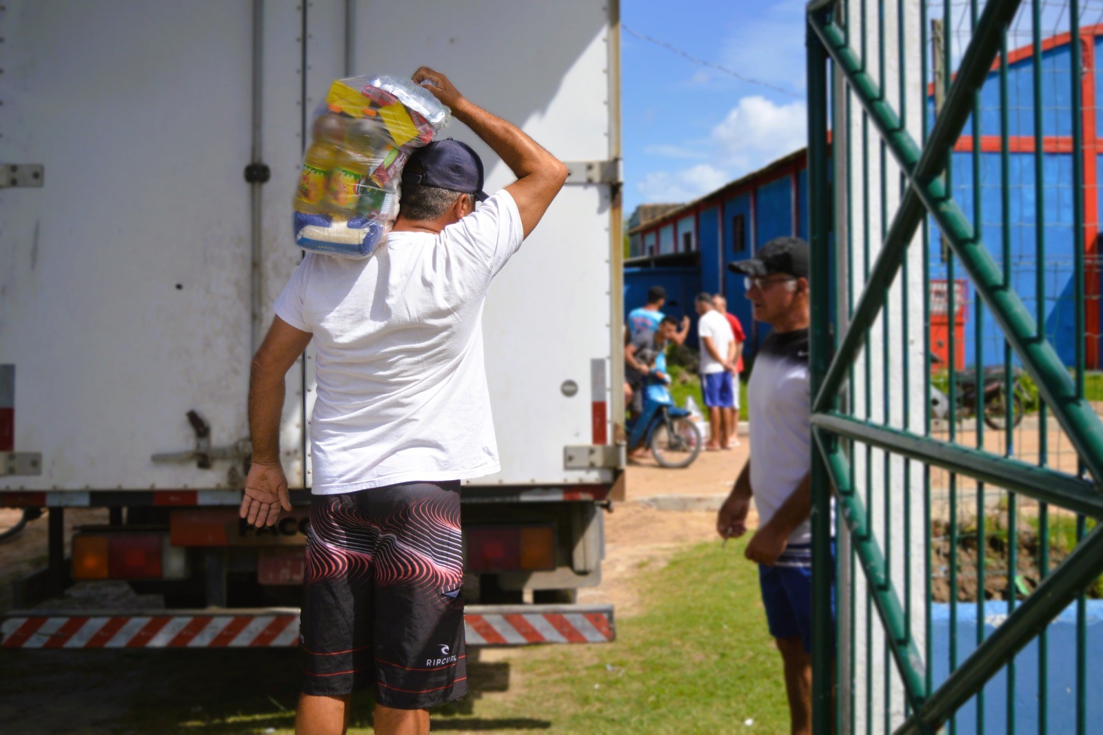 Rio Grande inicia distribuição de cestas básicas para pescadores da cidade
