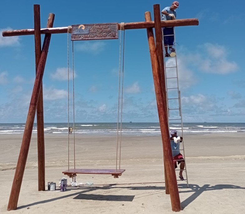 Balanço gigante é instalado na Praia do mar Grosso