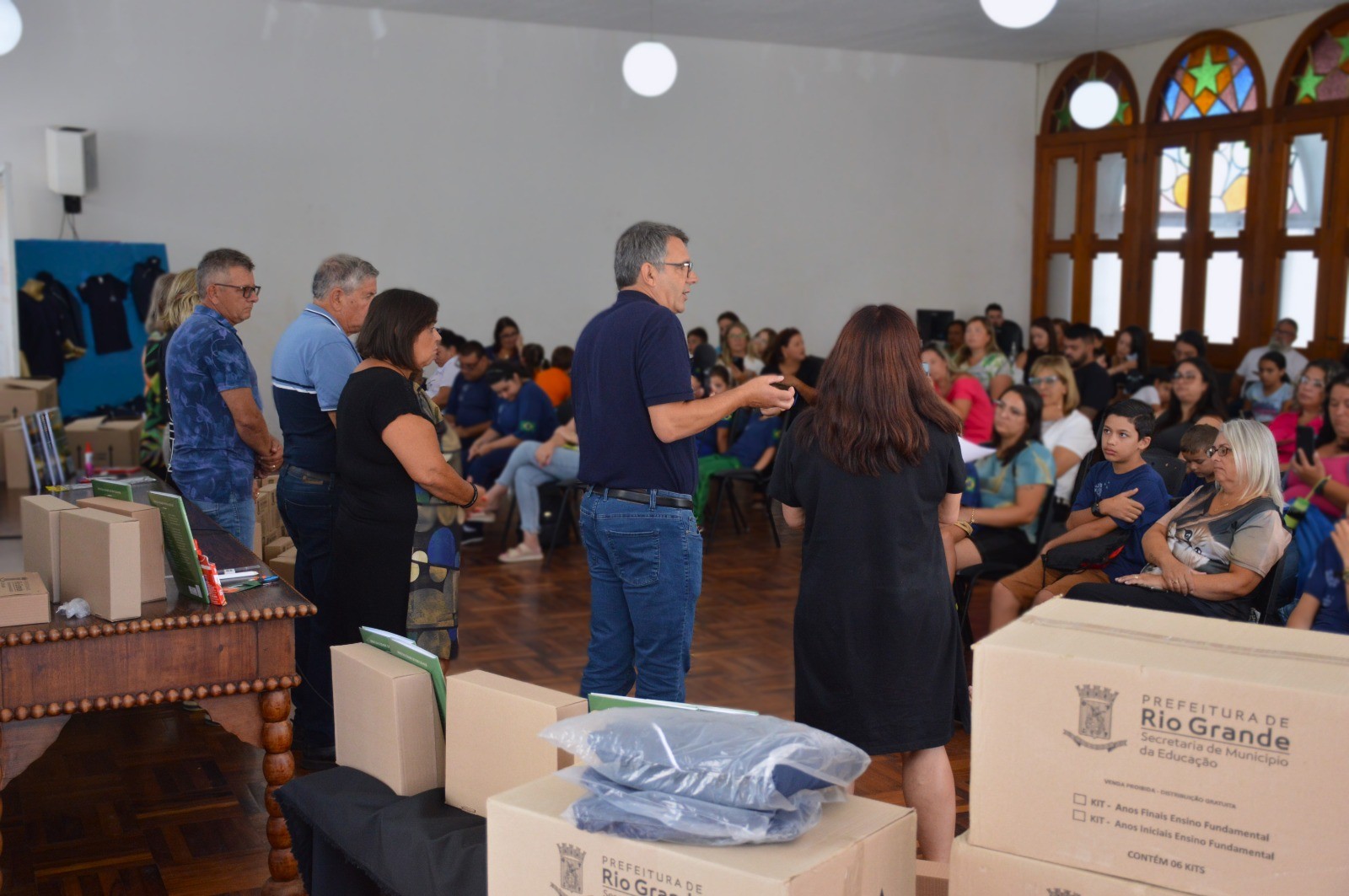 Uniformes e Kits escolares são distribuídos para a rede municipal de ensino