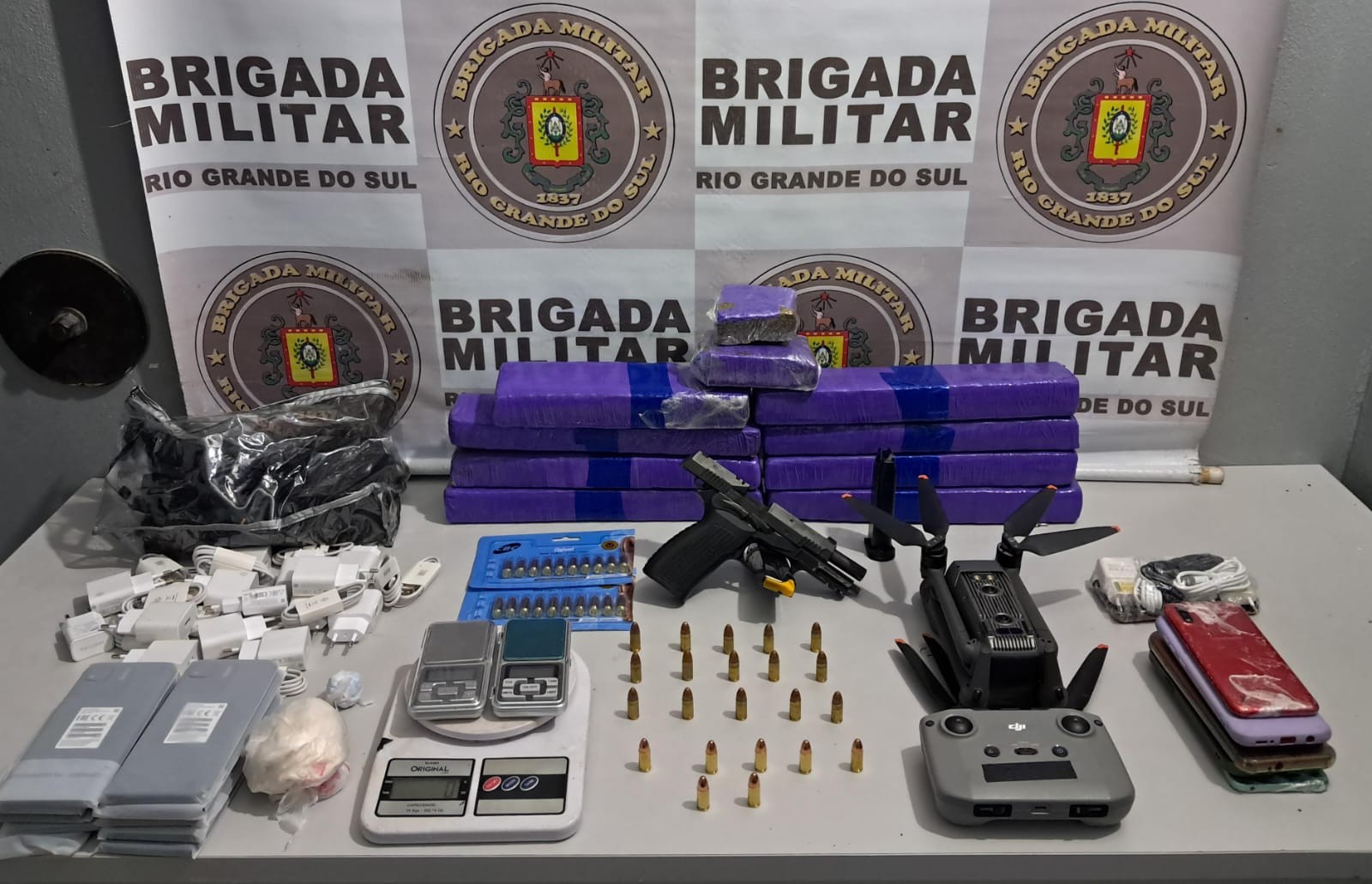 Adolescente é apreendido no Centro de Rio Grande com 10 tijolos de maconha e 17 celulares