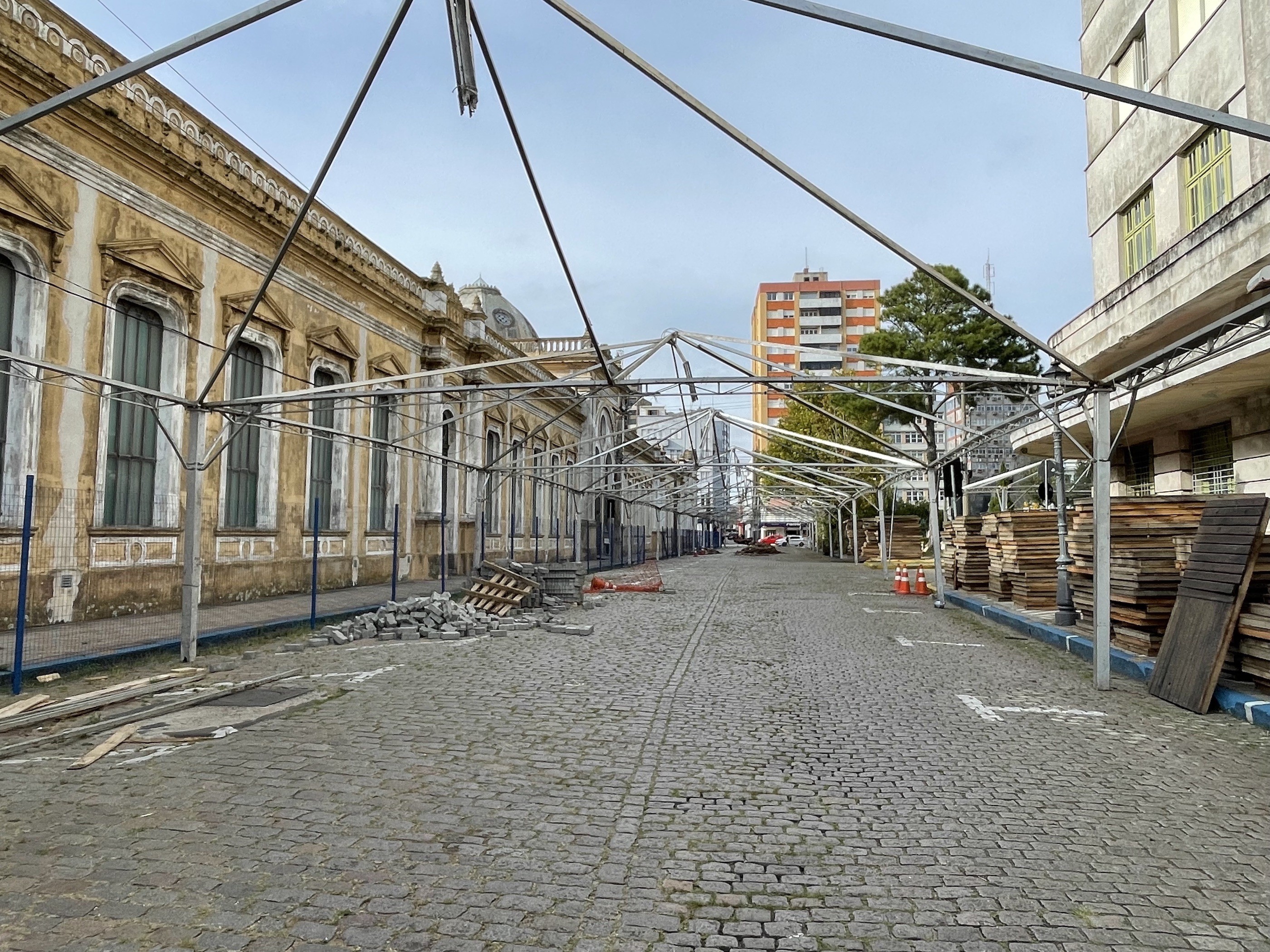 Montagem do Festimar está em ritmo acelerado; comércio e food trucks podem garantir espaços