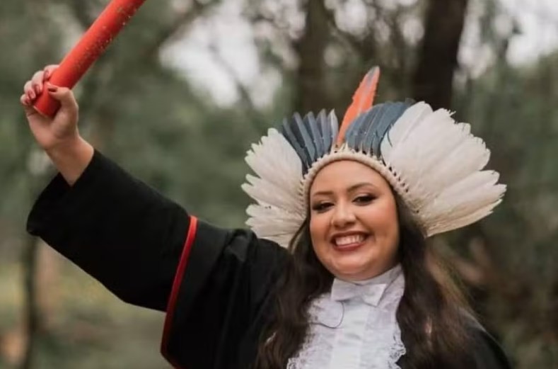 Jovem queimada durante comemoração de formatura apresenta melhora, mas segue em coma induzido