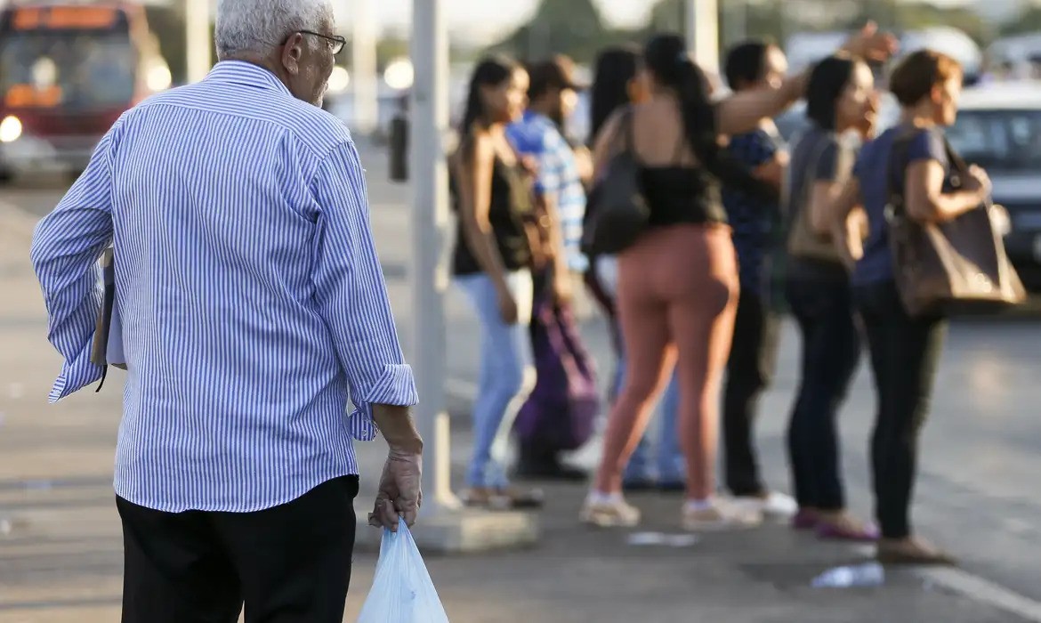 Governo antecipa pagamento de 13° para aposentados e pensionistas do INSS; confira o calendário