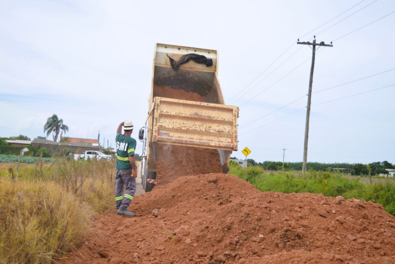Obras para pavimentação da estrada de acesso à Ilha dos Marinheiros são retomadas
