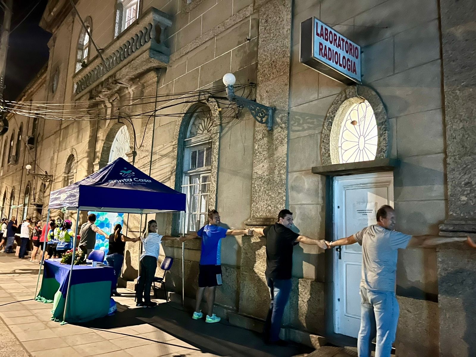 Abraço coletivo e passeio ciclístico: confira como foi a comemoração de aniversário da Santa Casa do Rio Grande