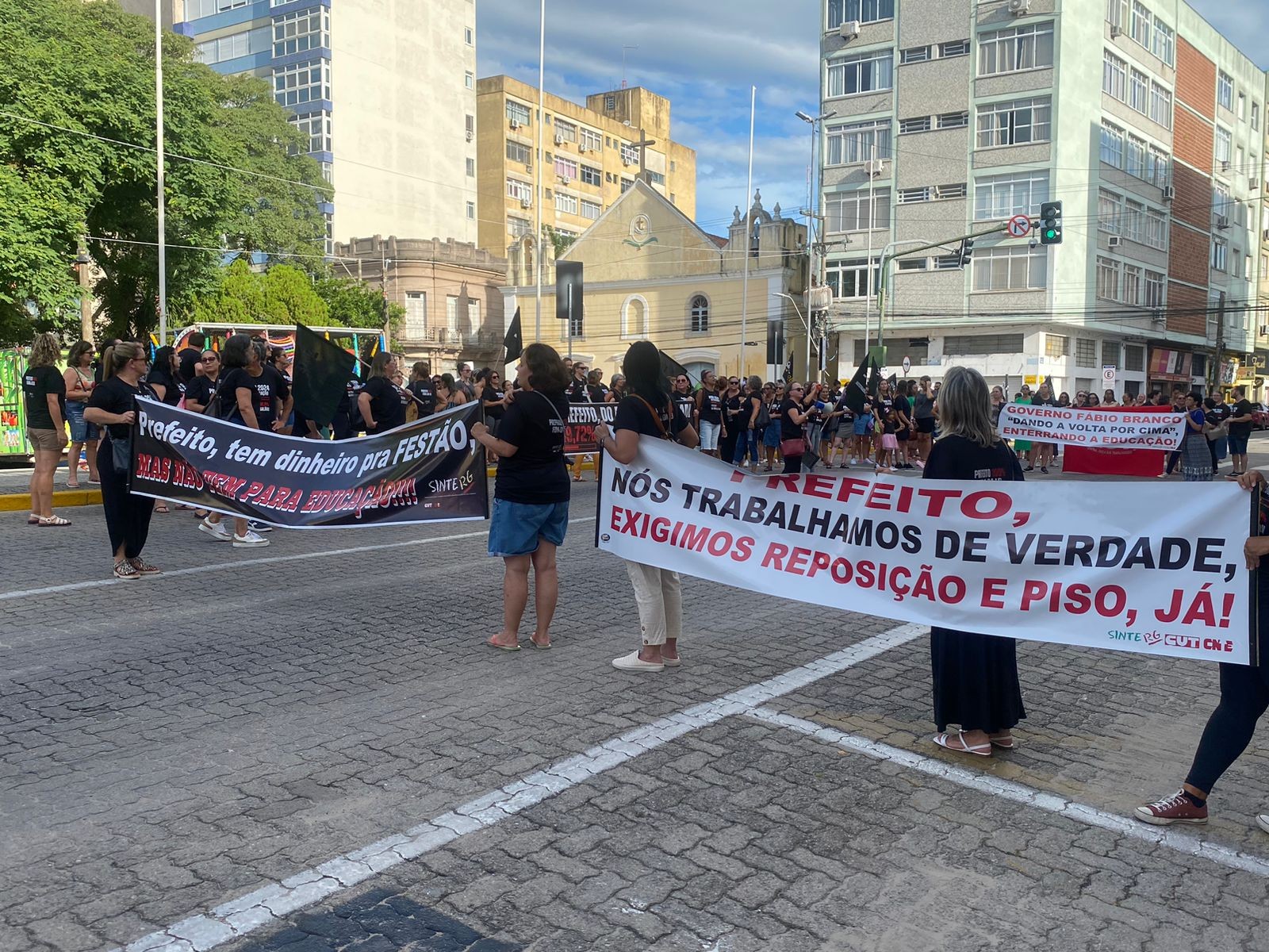 Sinterg anuncia estado de greve nas escolas municipais a partir de segunda-feira (25)
