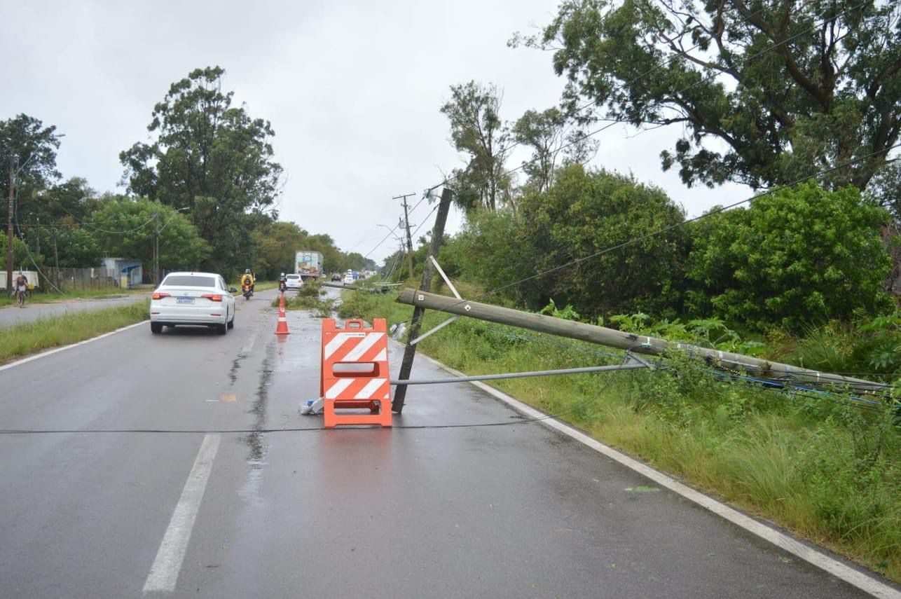 Vias interrompidas, semáforos desligados e com risco de queda; veja os impactos da tempestade na mobilidade urbana