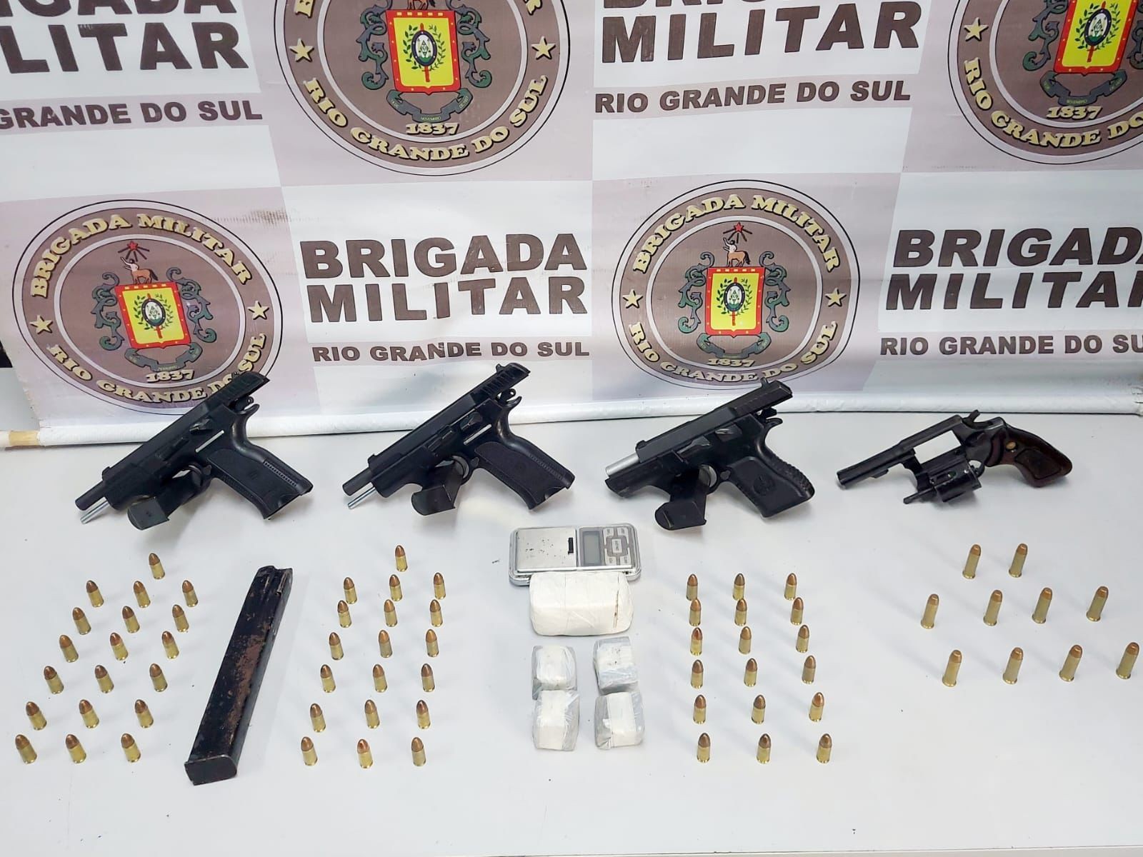 Adolescente é apreendido com quatro armas em Rio Grande