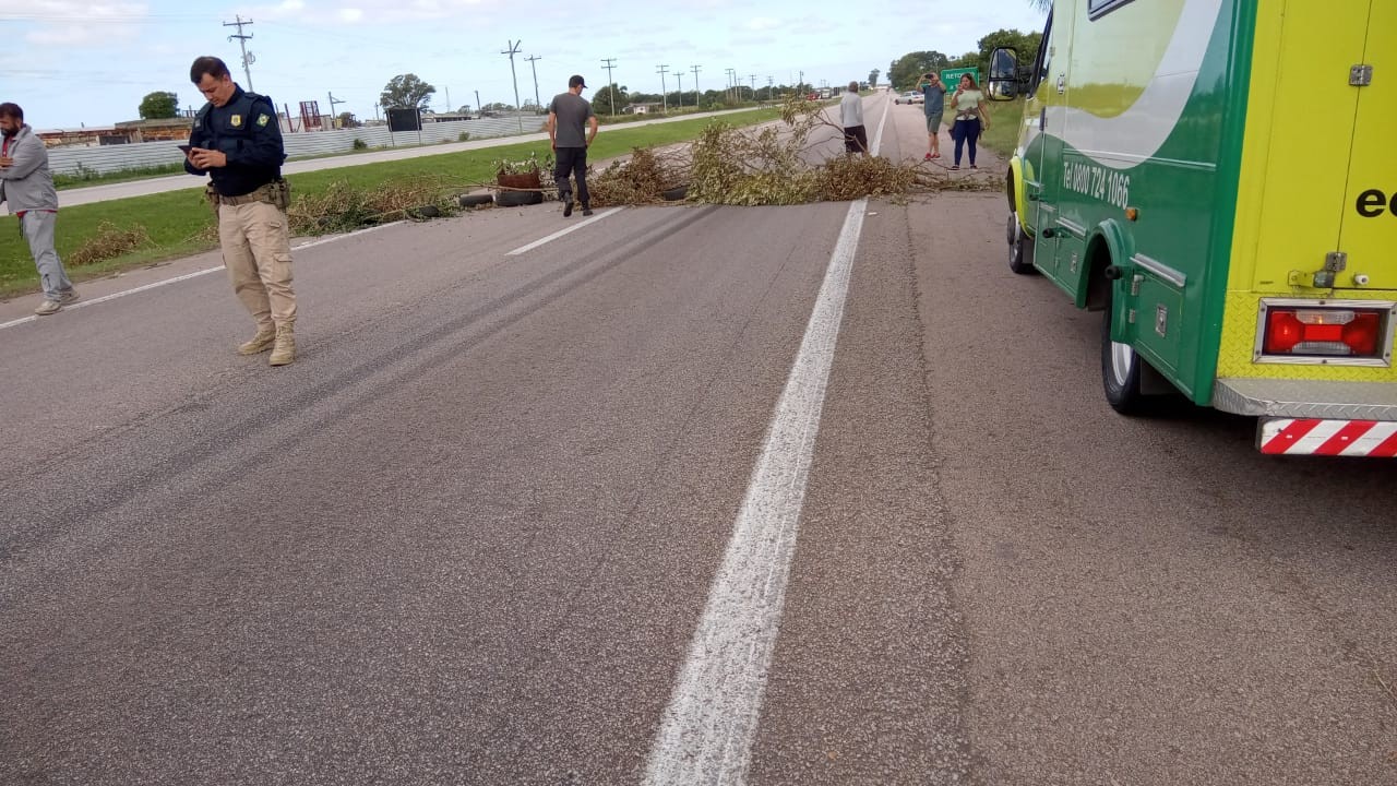Por falta de energia, manifestantes trancam BR-392 na altura da Vila da Quinta